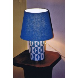 Grande lampe de chevet bleu Klein – Appartement Témoin